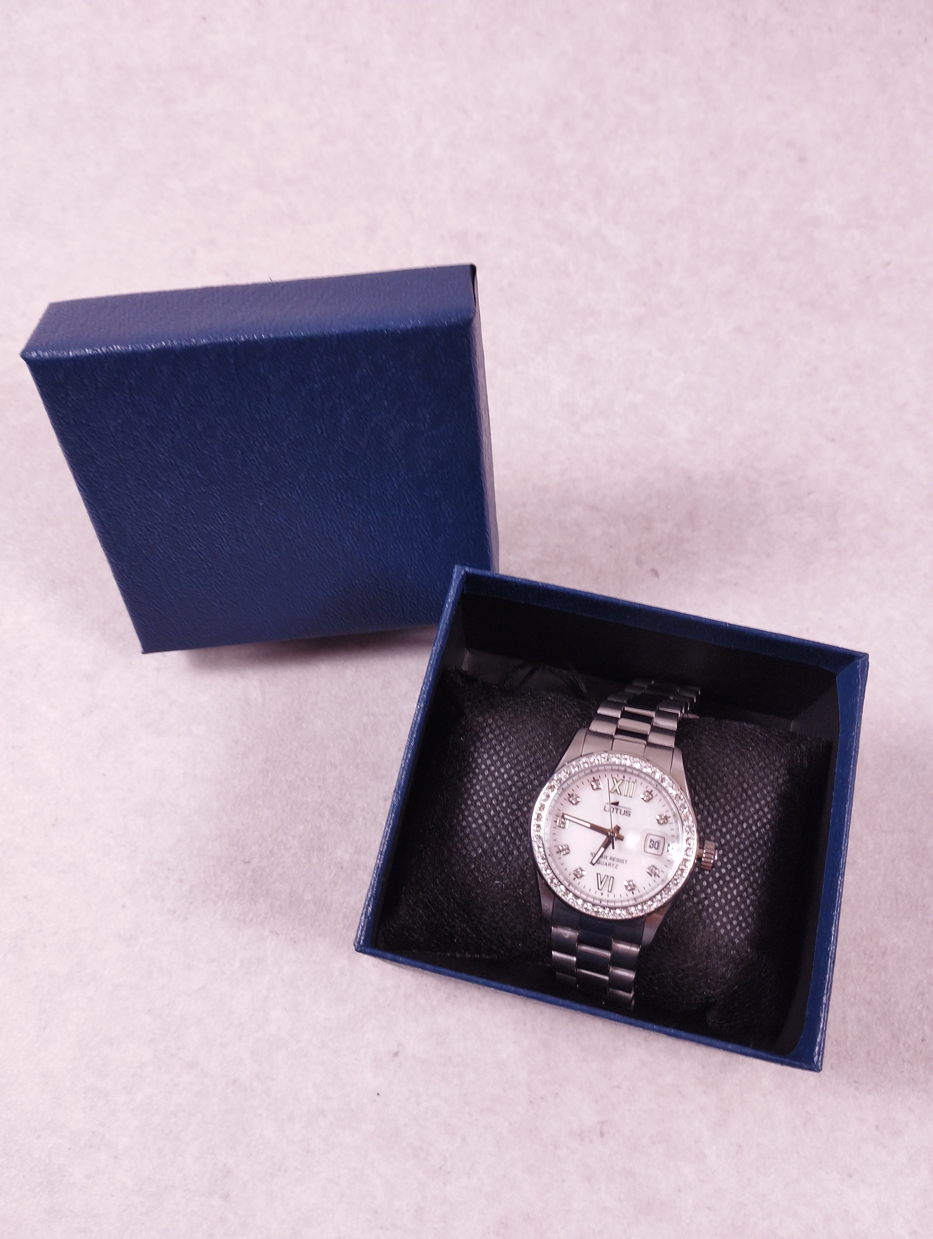 Montre femme Lotus 18933/1 cadran nacré bracelet acier strass